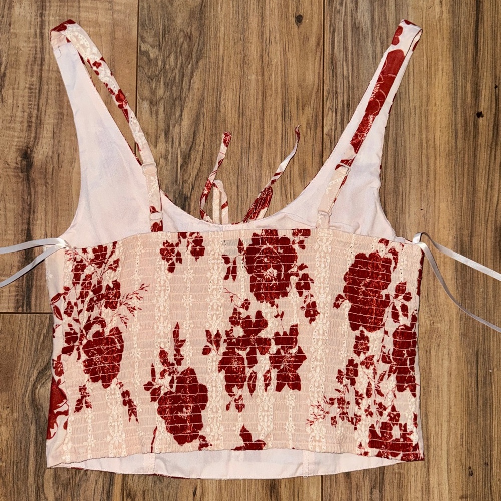 Red Floral Crop Tank Top - Women - Picture 3 of 4